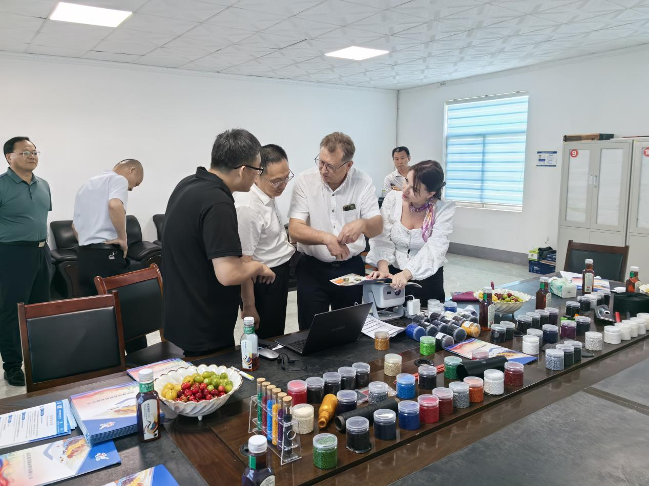 �Խӽ����ٷ�չ��Я�ֹ�����Ʒ��